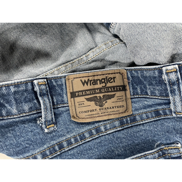 Wrangler Relaxed Fit Jeans for Men, Size 44x32 - Blue - Picture 3 of 9
